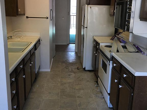 Kitchen W/Built in Stove & Micro