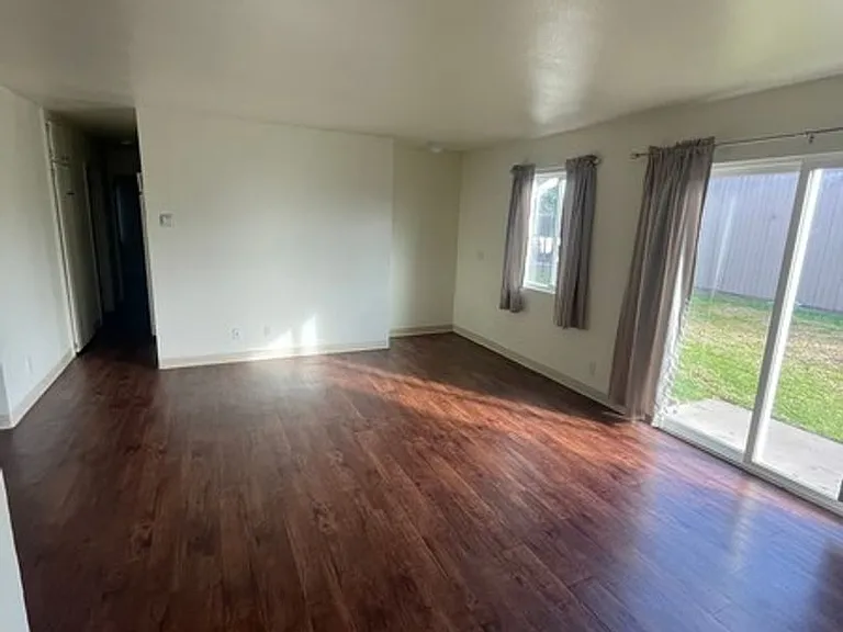 202 W Sheila Ln #1 — Photo 2