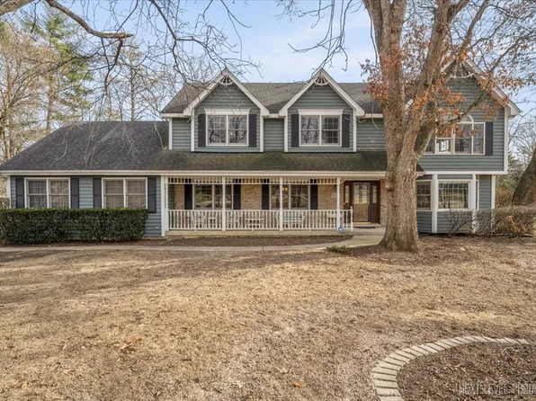 5N551 Hazelwood Ct, Saint Charles, IL 60175