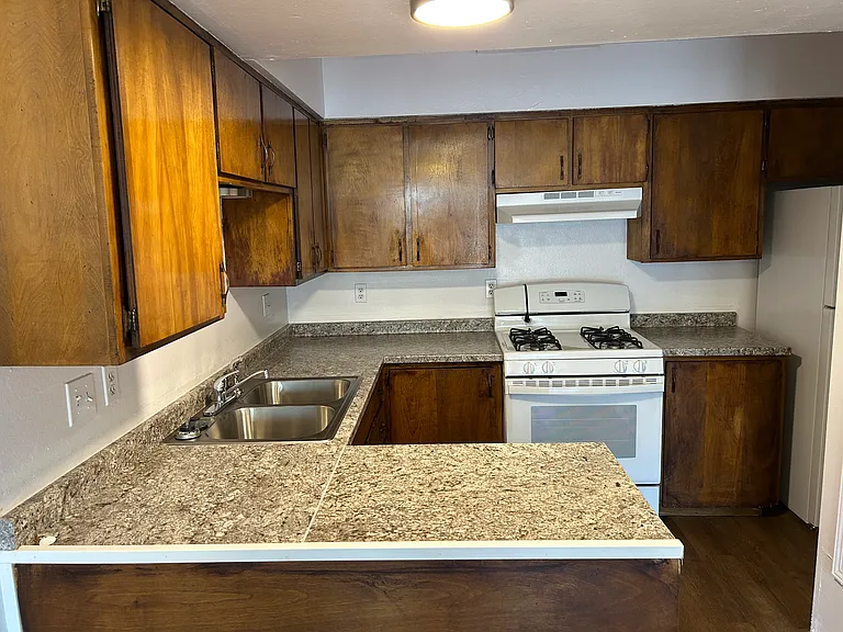 Updated 2 Story - 1 Bed UNM Town Home Apt.l w/ Balcony & Yard — Photo 46