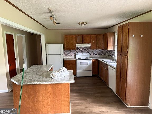 3rd image of 630 Dorothy St