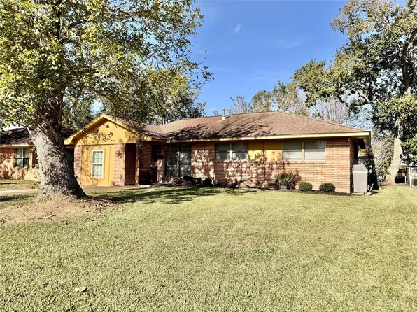 111 Mimosa St, Lake Jackson, TX 77566