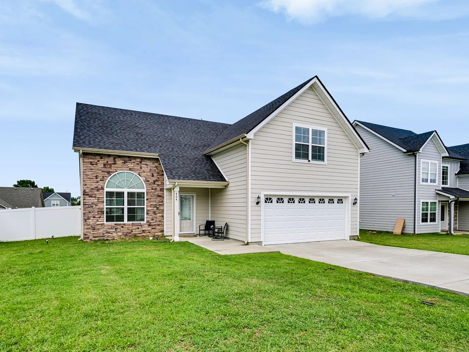 4 bed, 2.5 bath, 2250 sqft, $2,900 — Photo 3