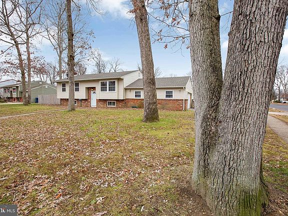 3rd image of 1601 White Oak Ln