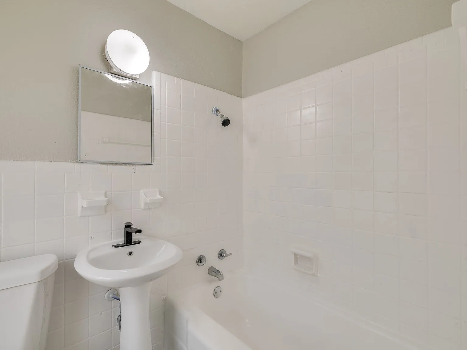 Meridian Apartments — Photo 2