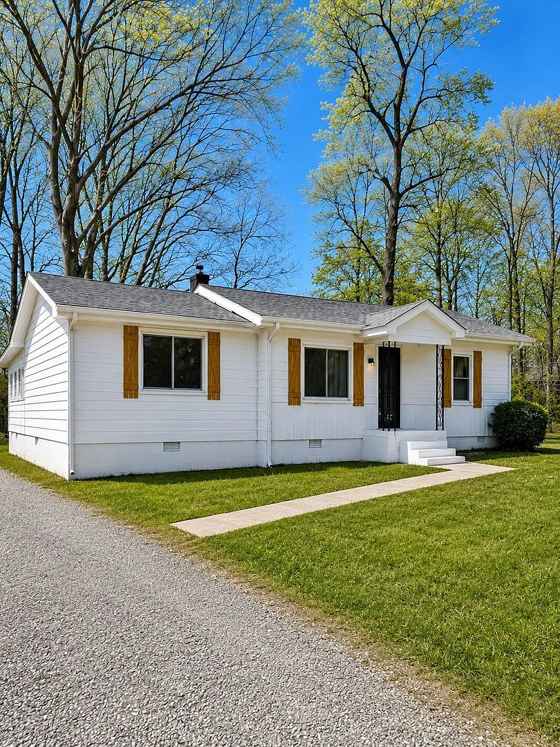 3 Bedroom Pet Friendly Home For Rent Near Post! — Photo 1
