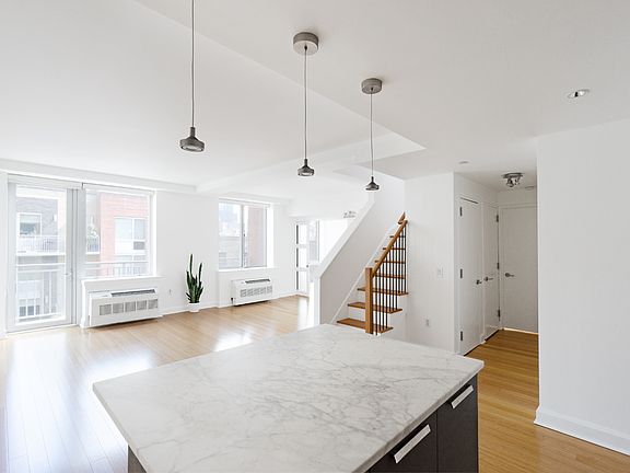 4th image of 505 W 47th St Unit Penthouse 5s