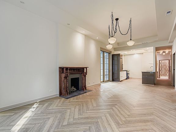 5th image of 532 W Wrightwood Ave APT 1