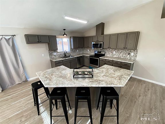 5th image of 395 Nicole Dr