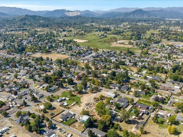 895 Coutant Ln #C, Grants Pass, OR 97527