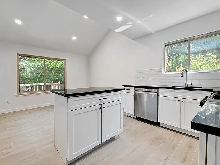 1714 Kimmerling Ln — Photo 13