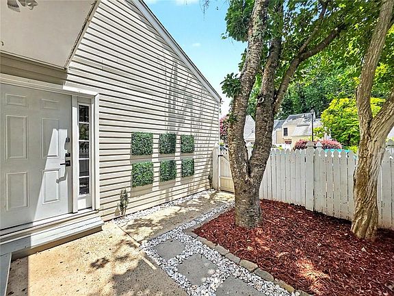 4th image of 2692 Meadowlawn Dr SE