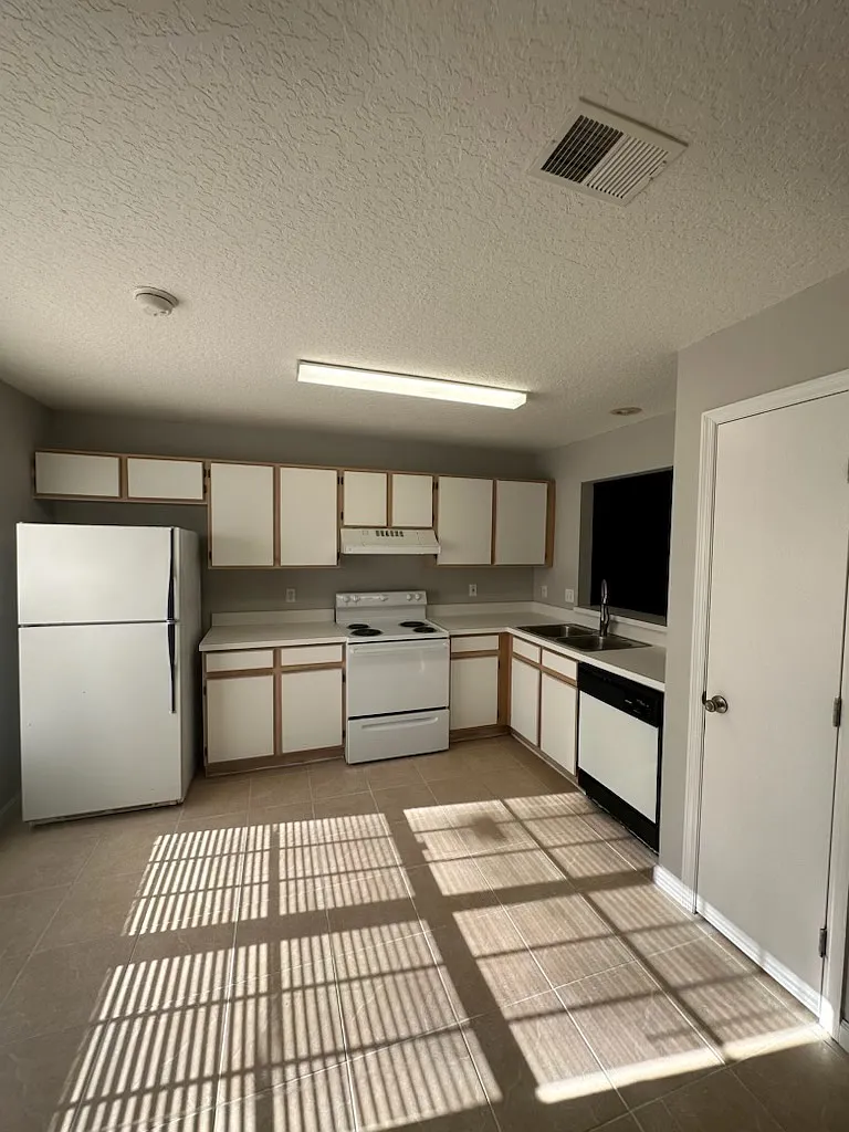 2147 Cypress Bay Blvd - 1 — Photo 2