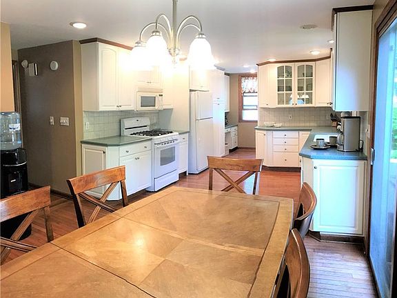 4th image of 60 Joanie Ln