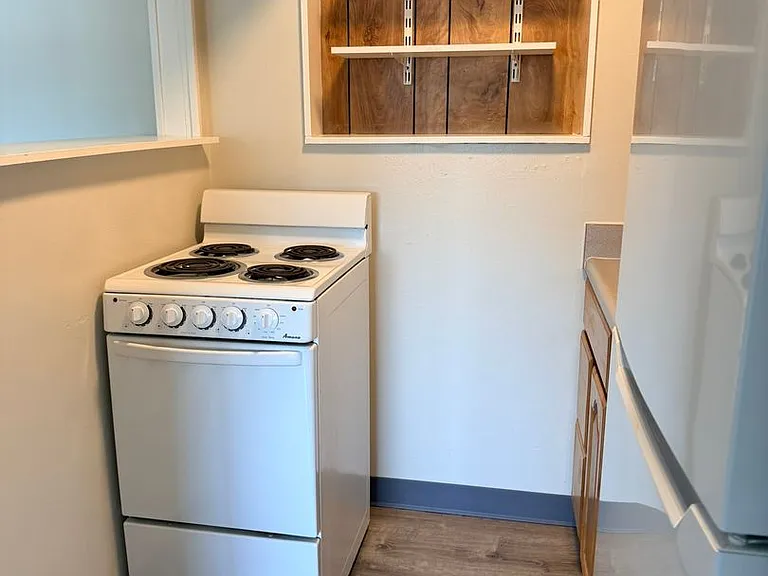 335 SW 4th St — Photo 2