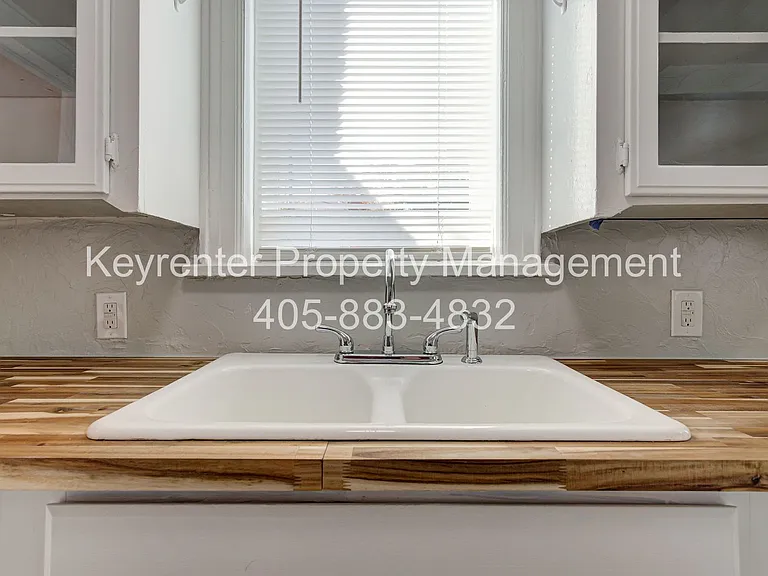 N Gatewood Ave Duplex — Photo 54