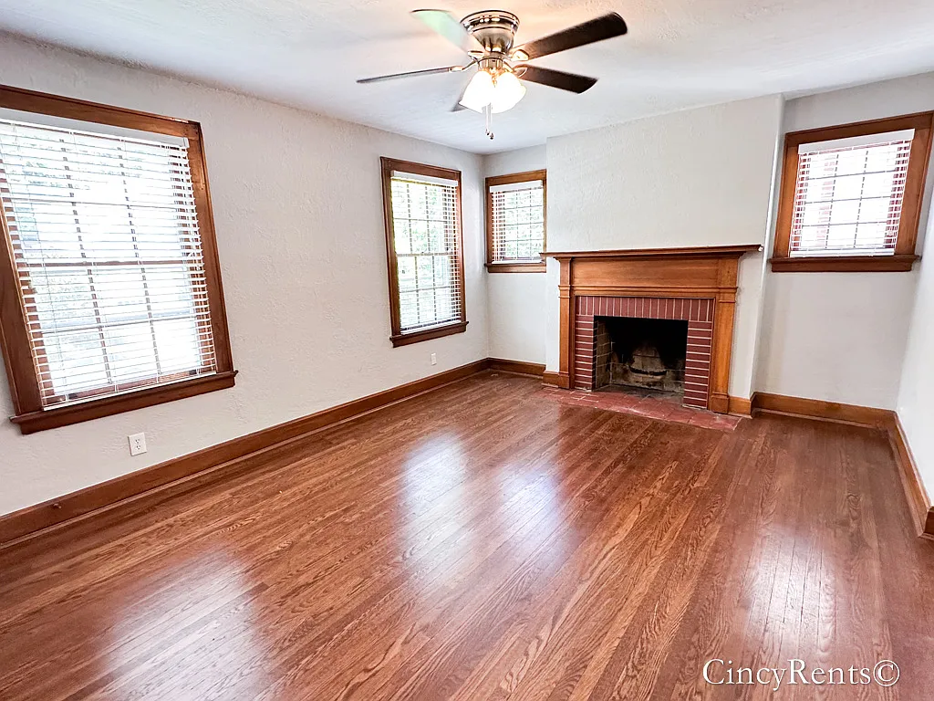 Beautiful 2 bedroom 1 bathroom Apartment Home -3434 Ault View Ave - Updated Kit and Bath- Hw Floo... — Photo 3