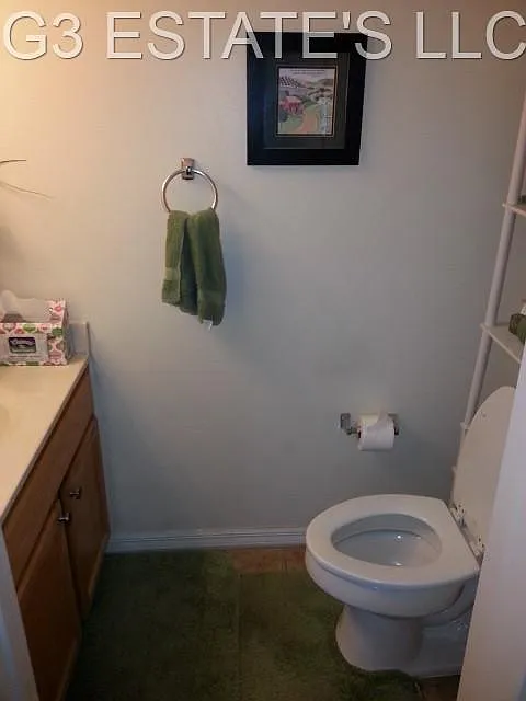 4 bed, 2.5 bath, 2200 sqft, $2,400 — Photo 3