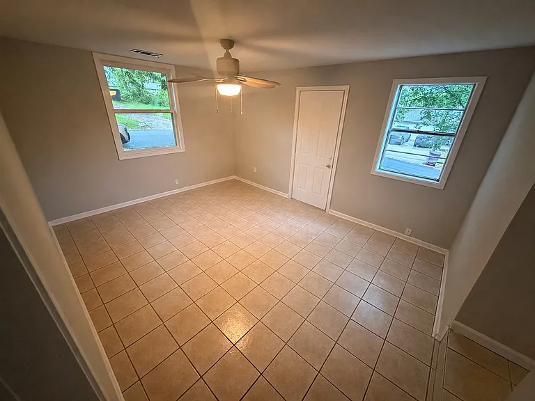 818 Couch — Photo 9