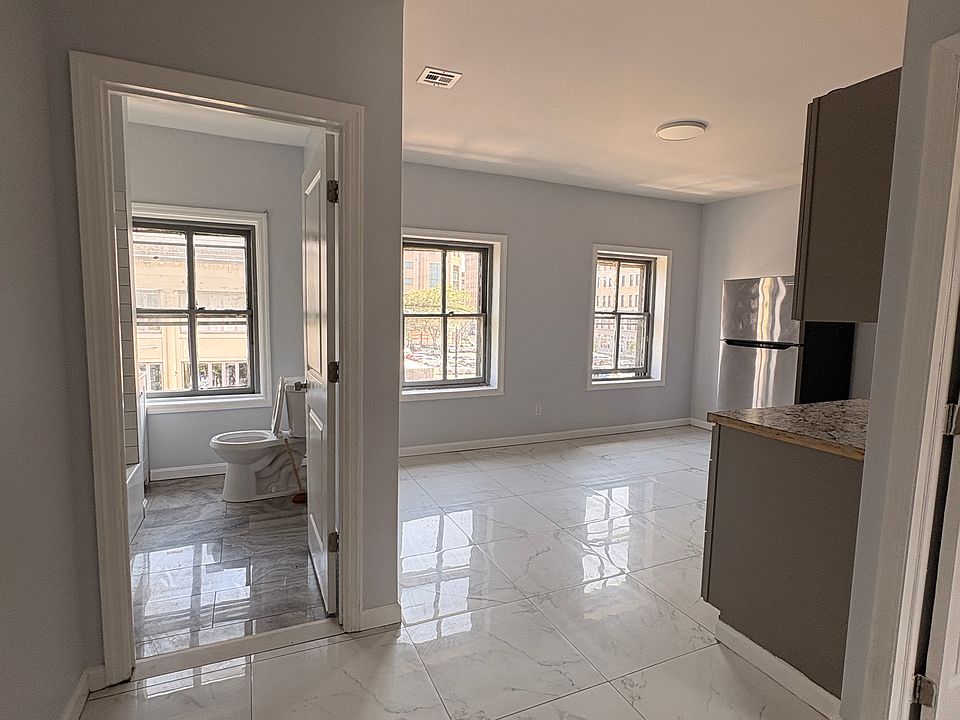 1st image of 218 E Hanover St APT 3