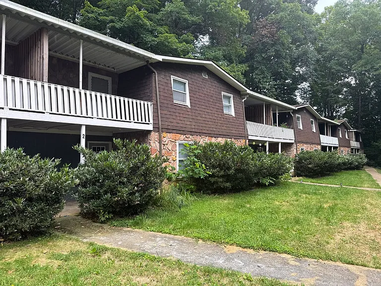 1504 Colony Park Dr — Photo 1