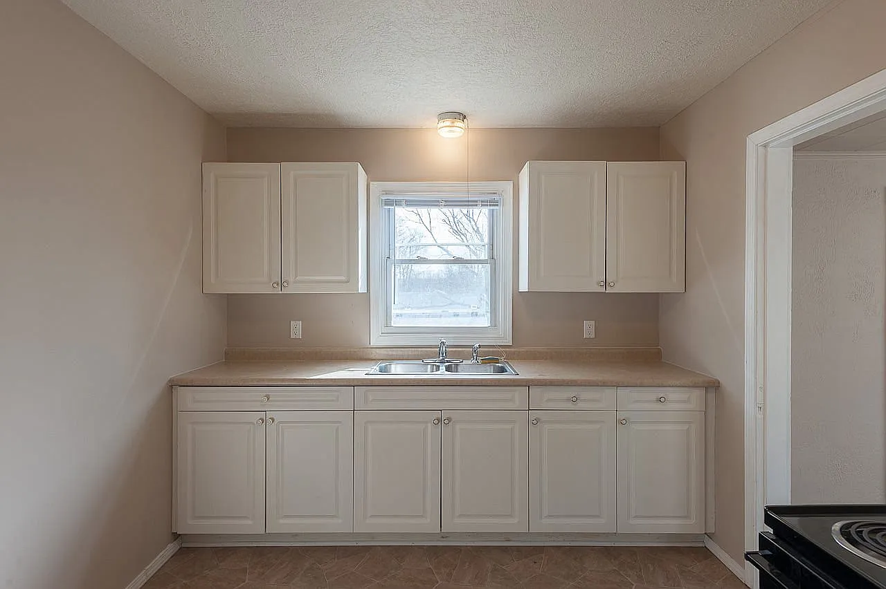 3 bed, 884 sqft, $1,375 — Photo 2
