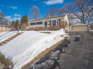1513 Sunny Cir, Waukesha, WI 53188
