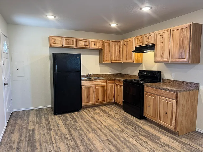 321 N Sherman Ave — Photo 2