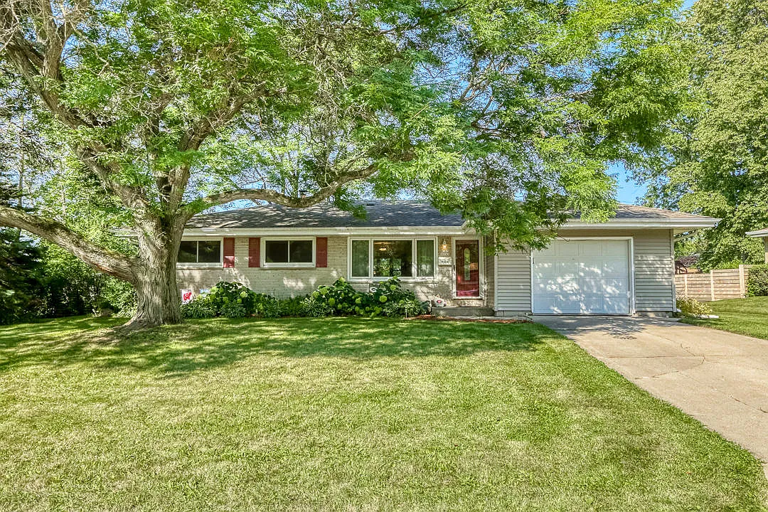 W183N8949 Maryhill Dr photo 1