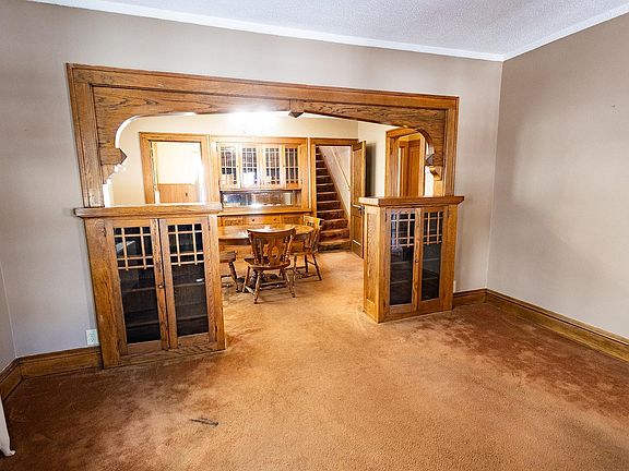 3rd image of 3847 Queen Ave N