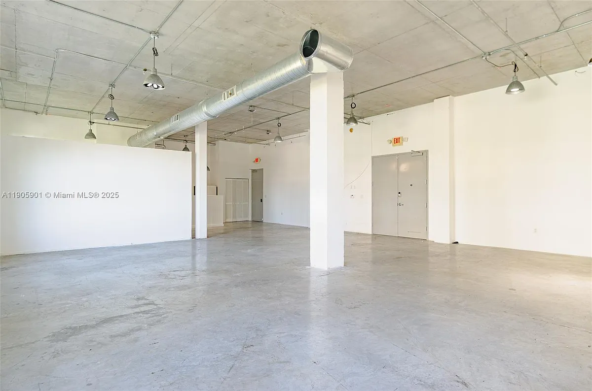 Building Photo - 250 NW 23rd #202