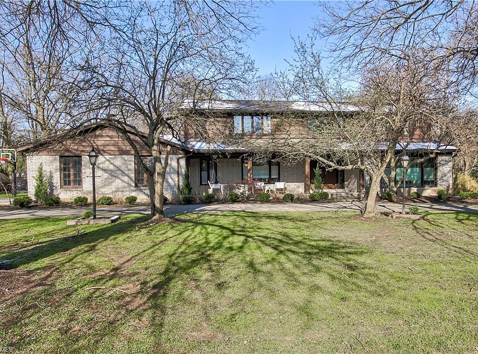 1st image of 28150 Cambridge Ln