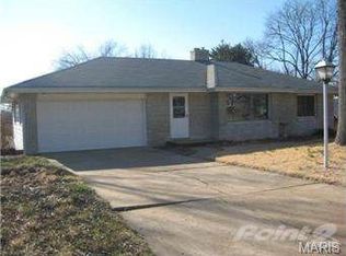 38 Pinewood Dr, Saint Louis, MO