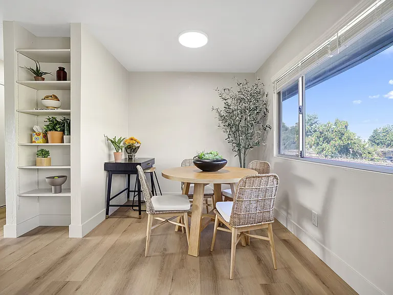 Oakridge Apartments — Photo 7