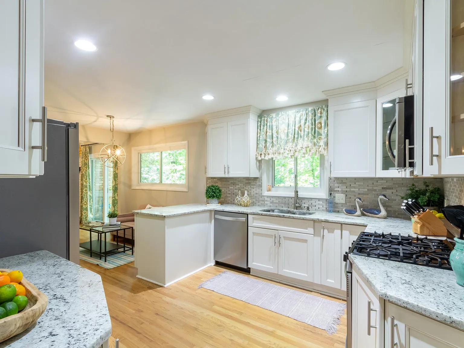 570 Elden Dr — Photo 1
