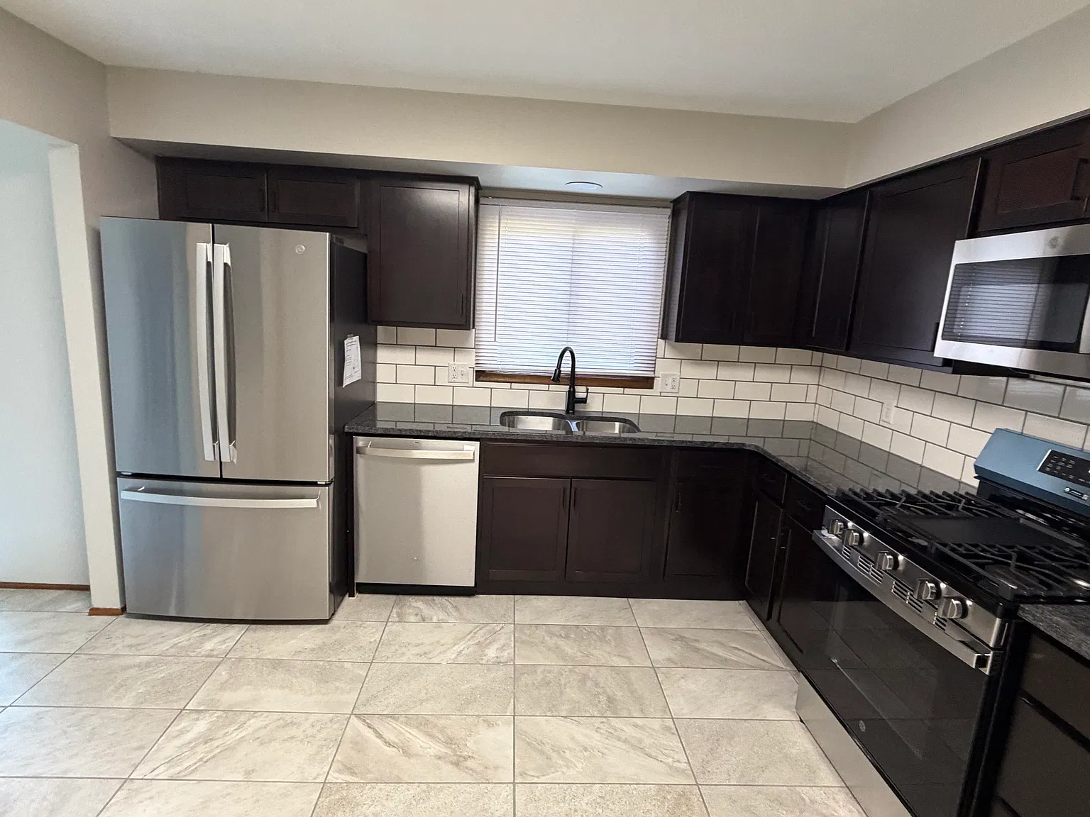 3 bed, 1800 sqft, $2,300 — Photo 3