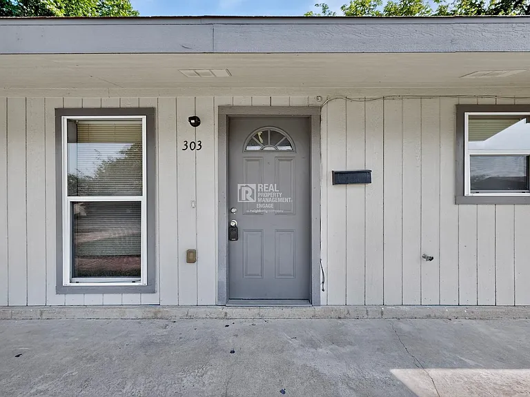 303 Westwood Dr — Photo 3