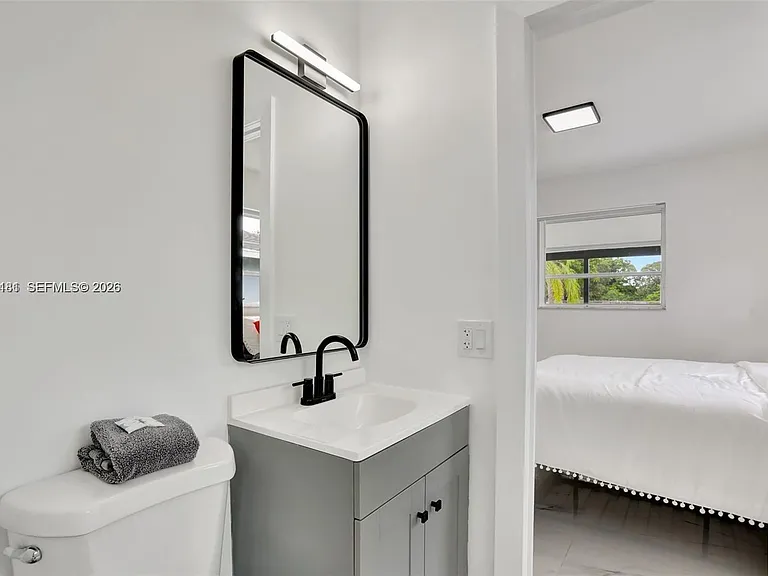 1220 NE 8th St — Photo 14