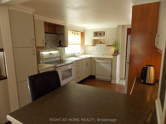 3rd image of 10 Rosehill Dr