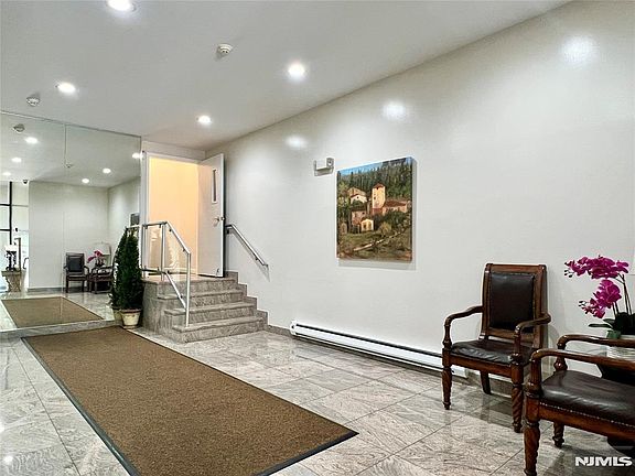 5th image of 547 Gorge Rd APT 4B