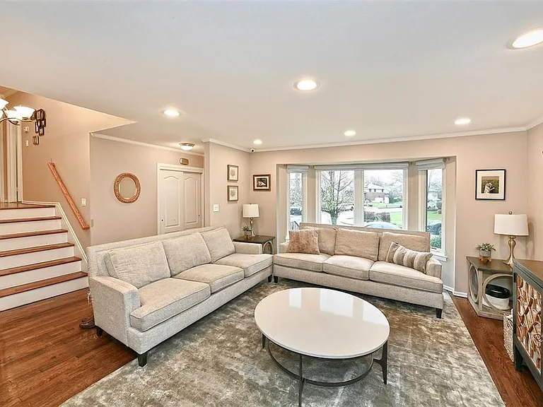 96 Phipps Ln — Photo 3