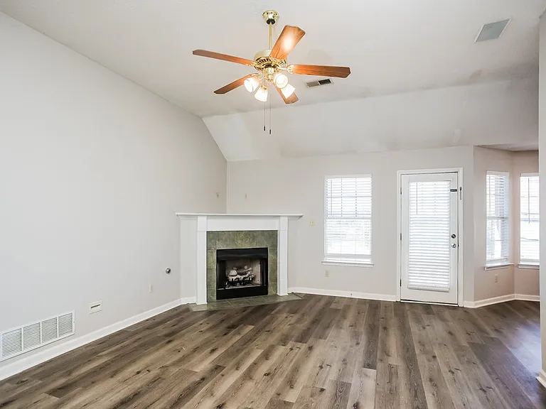 8459 Cross Point Dr — Photo 4