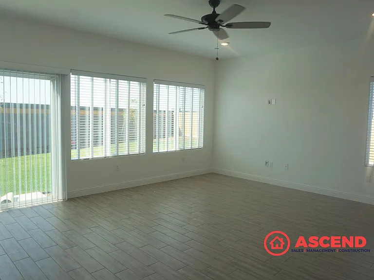 3301 Twin Knolls Ln — Photo 3