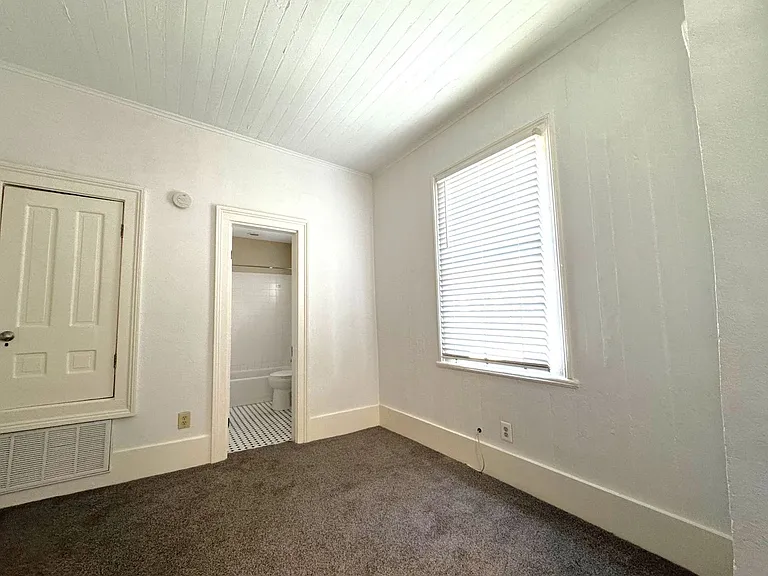 808 Dauphin St #C — Photo 10