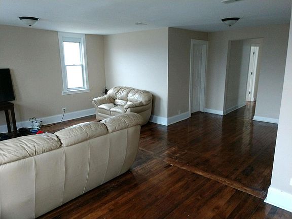 2nd image of 6224 W Balmoral Ave APT 2