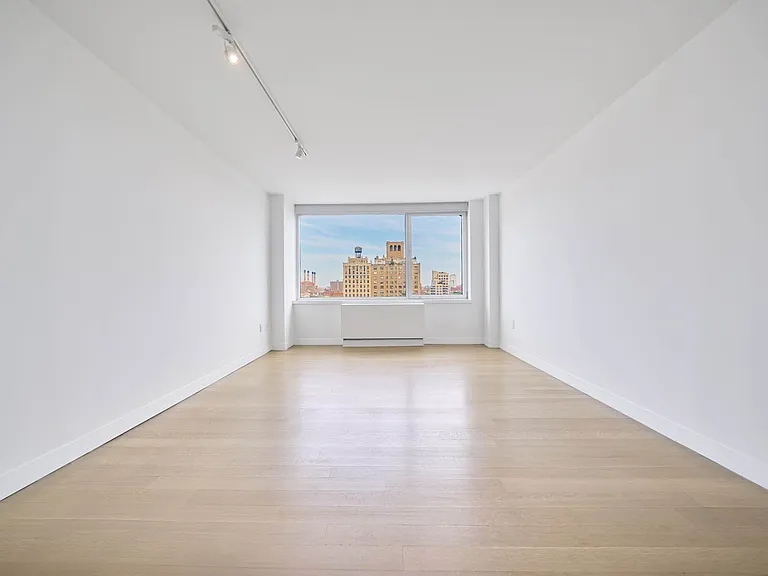 200 E 11th St #Penthouse 1 — Photo 4