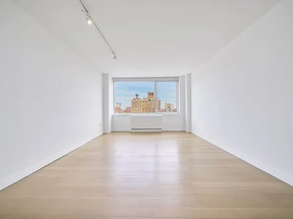 200 East 11th Street image 1 of 20