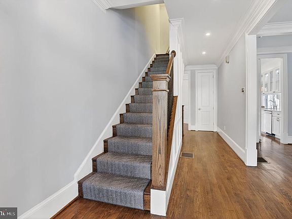 4th image of 2820 Bellevue Ter NW