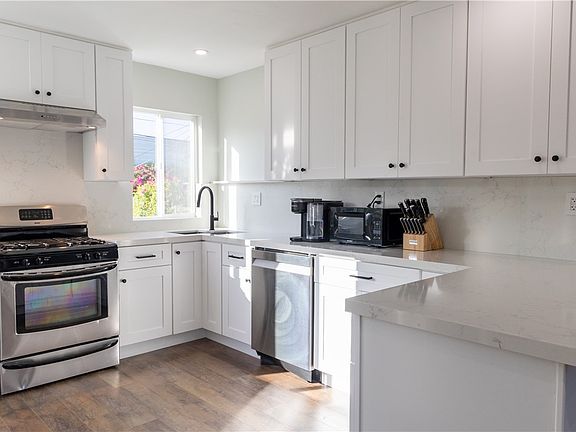 4th image of 1615 E Hardwick St