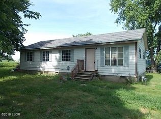 104 Eisenhower St, Crossville, IL 62827